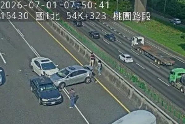 影/國1詭異3車追撞「碎裂狂噴」！現場回堵中上班族哀號