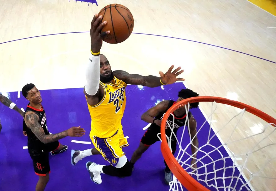 NBA/詹皇轉戰勇士有望？經紀人曝續住洛杉磯　柯瑞、格林聯手搶人