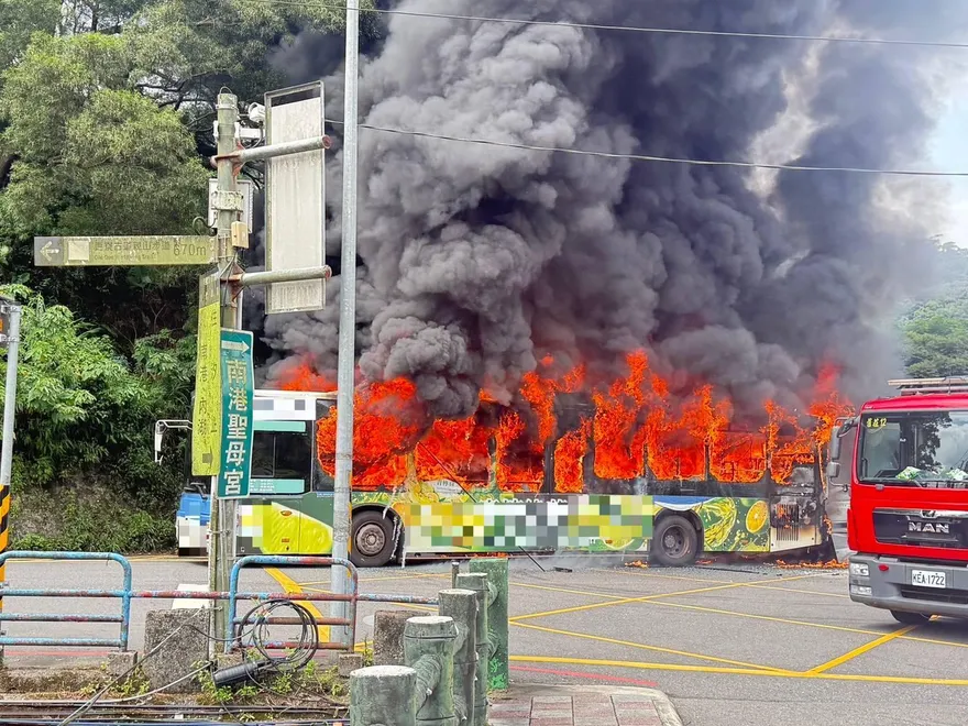 影/南港212路公車陷火海司機邊開邊燒！目擊者：叫停不聽