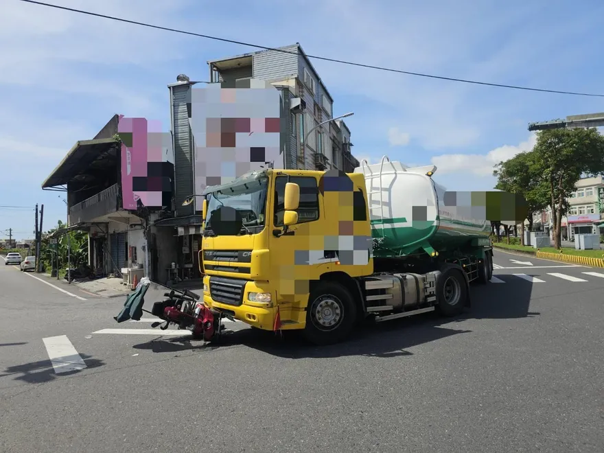 影/宜蘭油罐車轉彎撞倒代步車　84歲嬤倒地險遭輾過