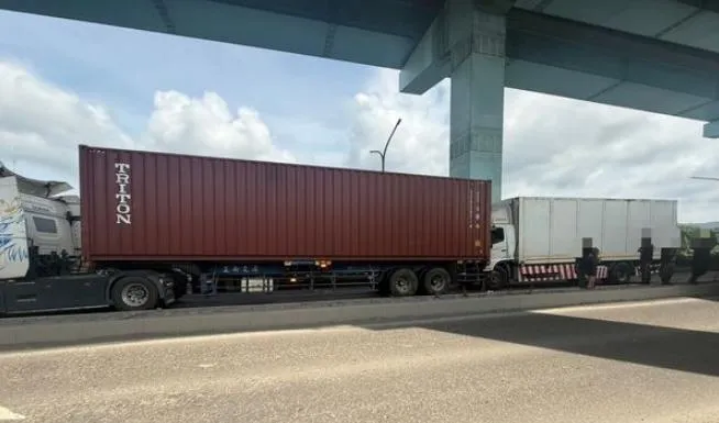 八里台北港2貨櫃車追撞　1駕駛受困送醫搶救