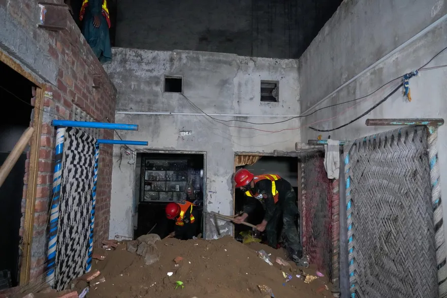 「豆腐渣工程」釀災！巴基斯坦補習班屋頂坍塌　14童不幸慘死