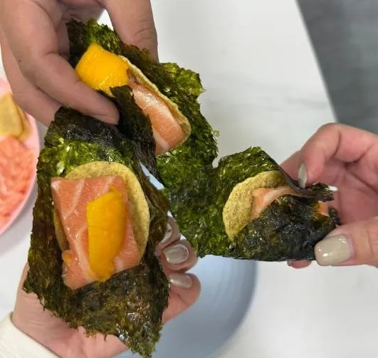 暗黑吃法暴動！生魚片配芒果、洋芋片　 網：好吃到靈魂出竅