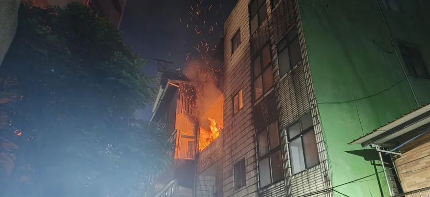 恐怖火光沖天！基隆透天民宅嚴重火警　屋主3樓逃生不及死亡