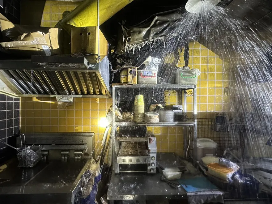 影/桃園火車站「2樓燒起來」！店面一片焦黑