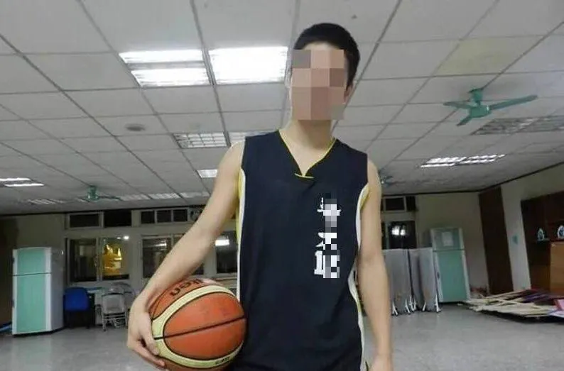 台中渣警官「偷拍警花女友不雅片」還剪輯精華上網賣！遭免職