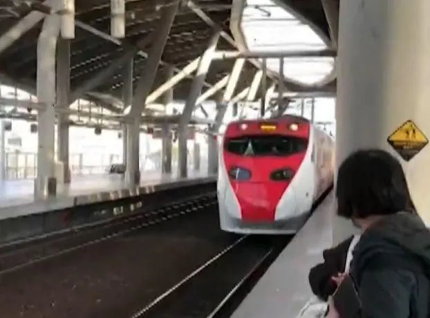 普悠瑪號險出大事！嘉義站旅客越線拍照「遭擦撞衣角」