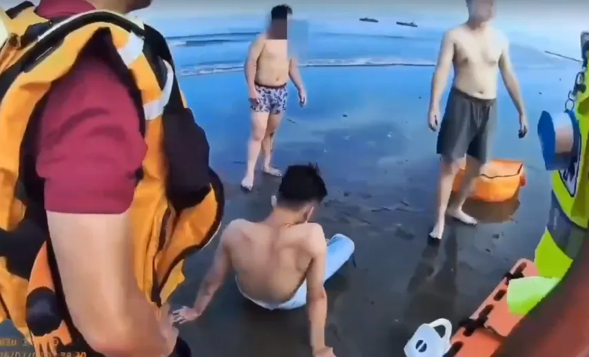 暑假驚魂！3國中生笨港沙灘遭離岸流帶離　海巡驚險救命