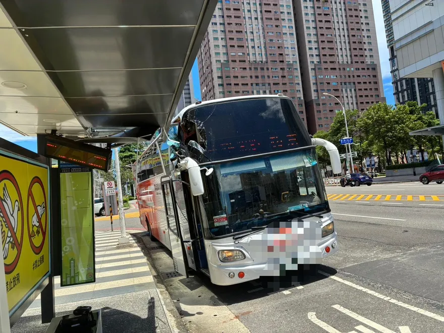 影/高雄巴士撞候車亭！擋風玻璃破大洞　驚險瞬間曝