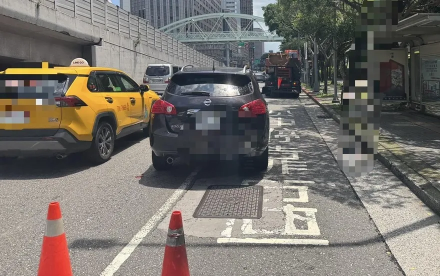 影/北市信義區吊車變換車道硬逼　前車遭波及車尾撞爛