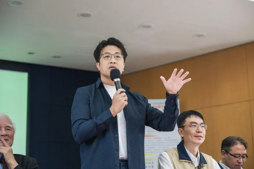 沈伯洋「台北很多小孩像我一樣出國讀書」！網傻眼轟：何不食肉糜