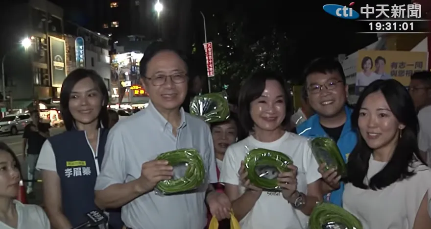 影/合體張善政逛六合夜市！柯志恩還送他一袋「大旗美水蓮」