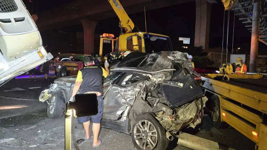 國道1號大貨車翻覆釀4車連環撞！10人受傷　北上紫爆回堵