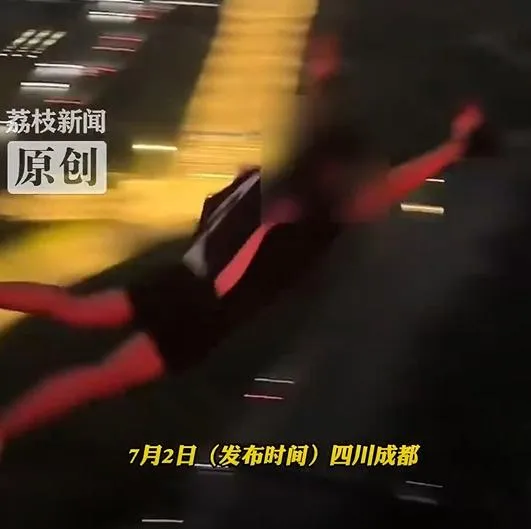 影/玩命？成都男從住家大樓頂「跳傘」　驚悚畫面曝光下場慘