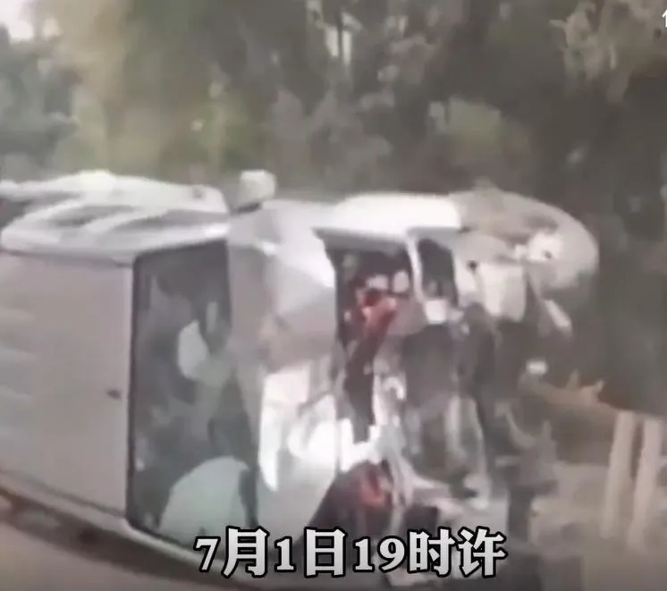 青海驚傳重大車禍！皮卡車載工人翻墜6米深池　釀8死7傷