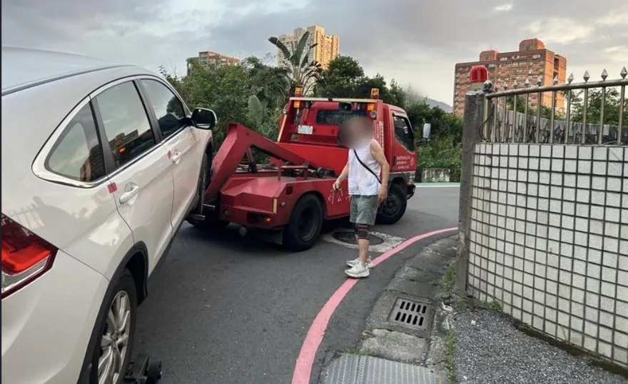 淡水莽男違停車子遭拖吊　怒撕封條開車門遭送辦