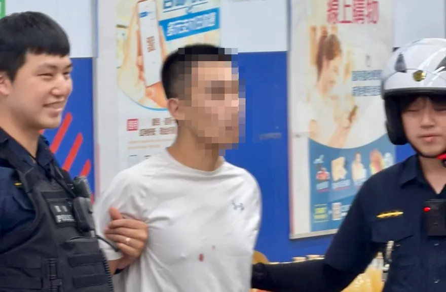 影/林口大賣場隨機攻擊1人手臂遭刺傷　店員壓制警上銬逮人