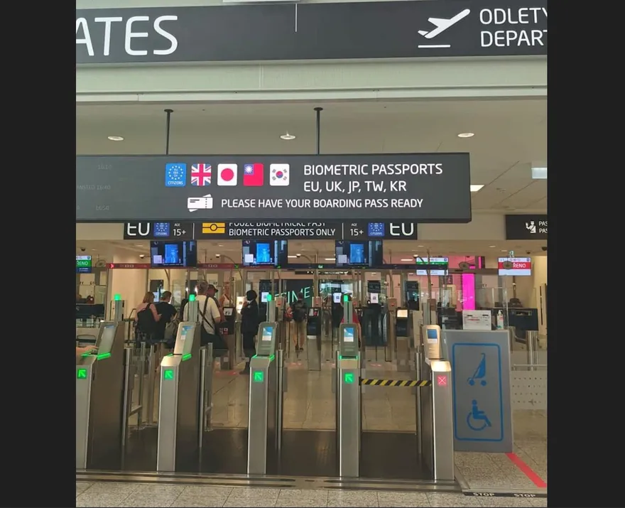 台捷友好？旅客興奮機場秀我國旗「已消失」　外交部回應了