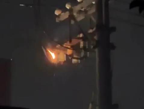 影/中壢驚傳電桿爆炸！中原商圈2304戶陷黑暗　台電急搶修