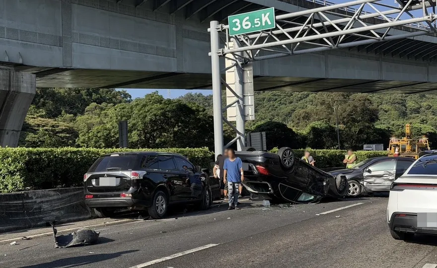 國道1號泰山段4車連環撞　1車翻覆2人受傷