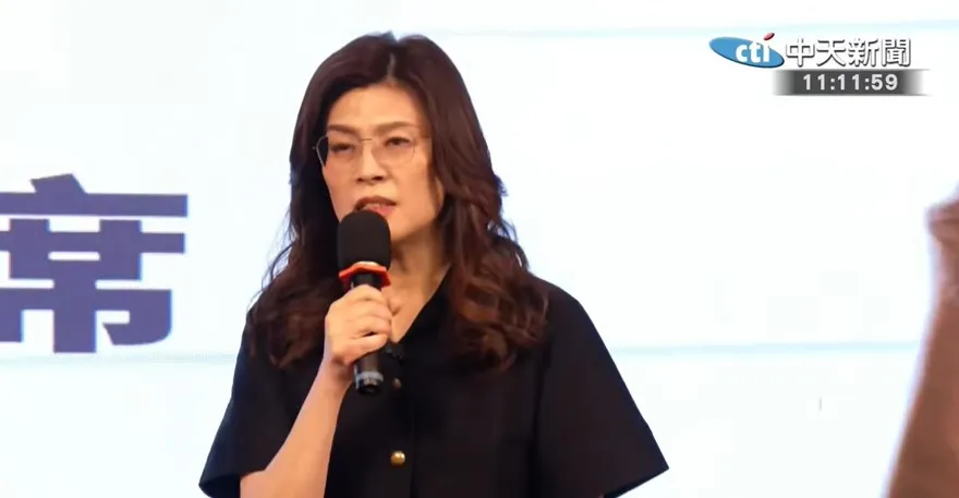 鄭麗文合體盧秀燕！高喊「她是我們的太陽、共同的媽媽」