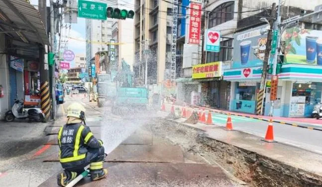 桃園八德污水工程疑挖破管線　瓦斯外洩封鎖現場