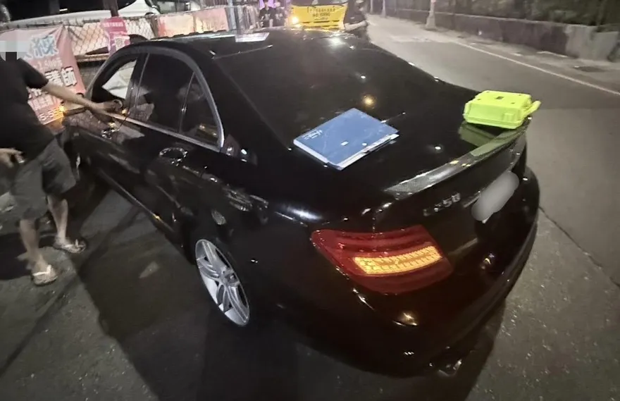 影/新北蘆洲賓士車自撞護欄　駕駛快篩驗出3毒品反應