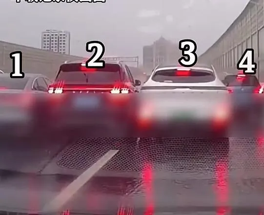 影/上海離奇「4車並排撞」！行車紀錄器曝光　竟是下車蒐證釀禍