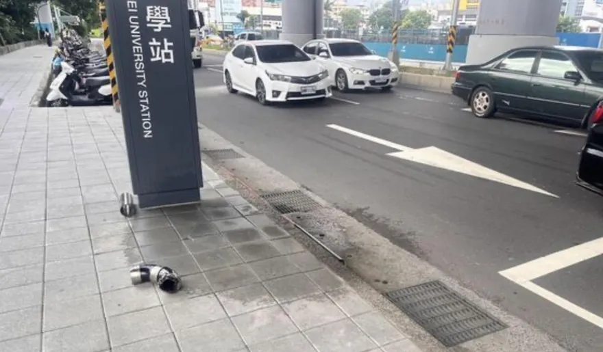 捷運三鶯線天降巨型排水管　機車遭砸中騎士險慘摔