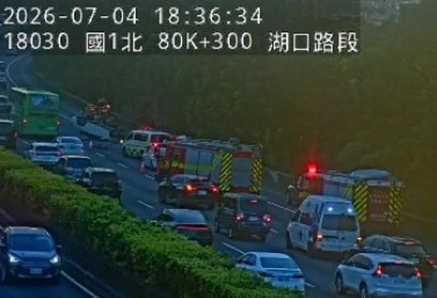 國1湖口段2車追撞！1輛車翻覆四輪朝天　後方交通大打結
