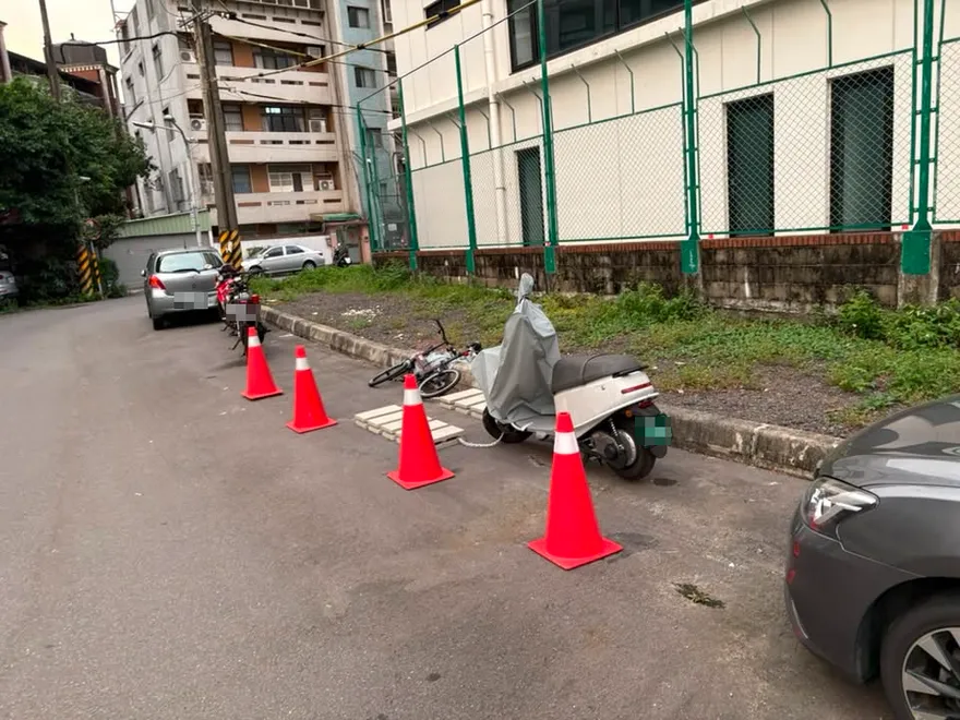 天母「佔位哥」升級裝備！水泥塊、鐵鍊霸車位　慘遭貼單