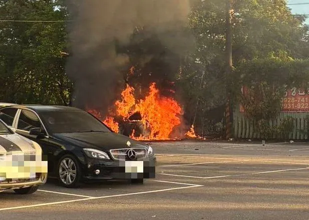 影/屏東南州交流道火燒車！超商旁烈火吞噬　駕駛驚險逃生