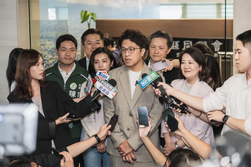 沈伯洋開戰蔣萬安！批致癌油「責任轉移」 北市府霸氣反擊