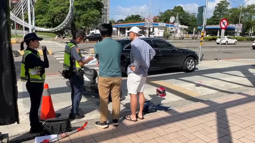 影/台中麥當勞得來速車禍！賓士碰撞機車　騎士命危搶命中