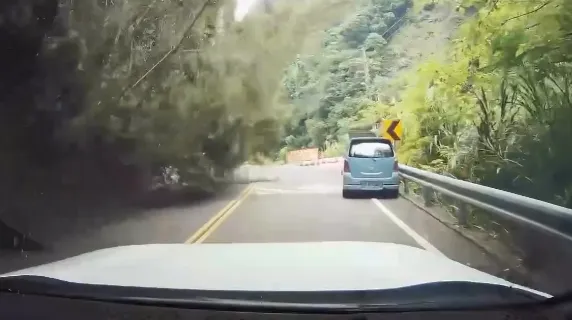 影/桃112縣道邊坡坍方！男狂喊「倒車」　險被活埋畫面曝