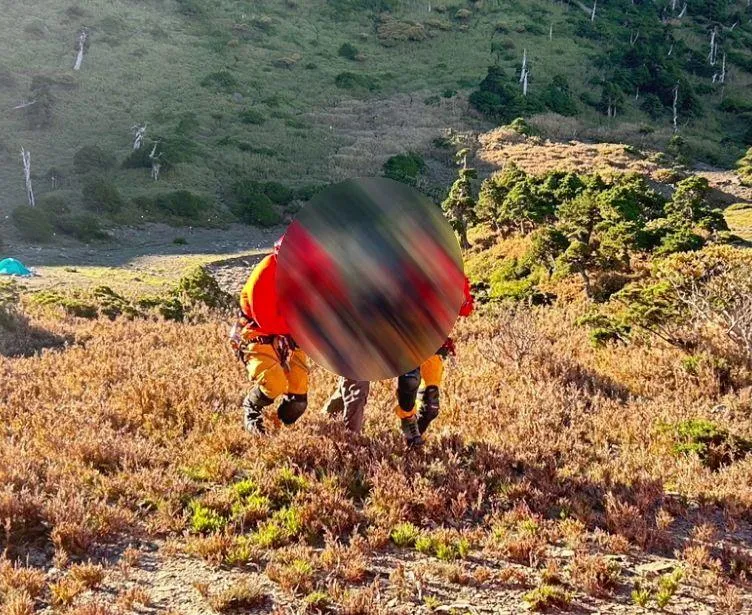 影/花蓮南湖大山30歲男高山症肺水腫　黑鷹直升機吊掛