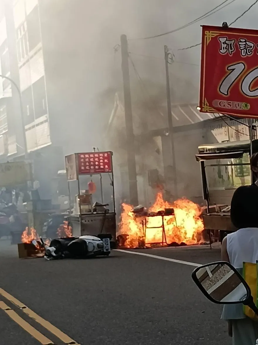 影/台南漚汪夜市火警！妹子立側柱機車撞倒瓦斯桶　2人燒傷