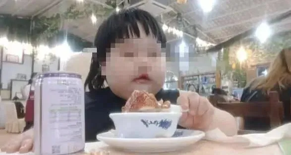 3歲胖到35公斤！陸網紅女童被餵食拍吃播　央視點名批亂象