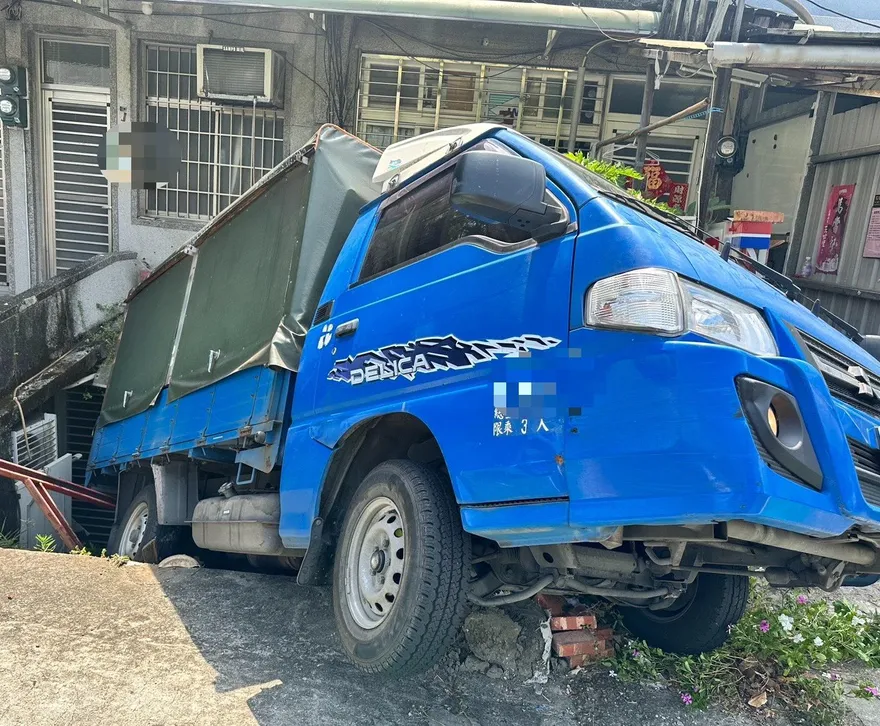 影/北投毒駕追撞！38歲男下車忘拉手煞　小貨車倒插路旁