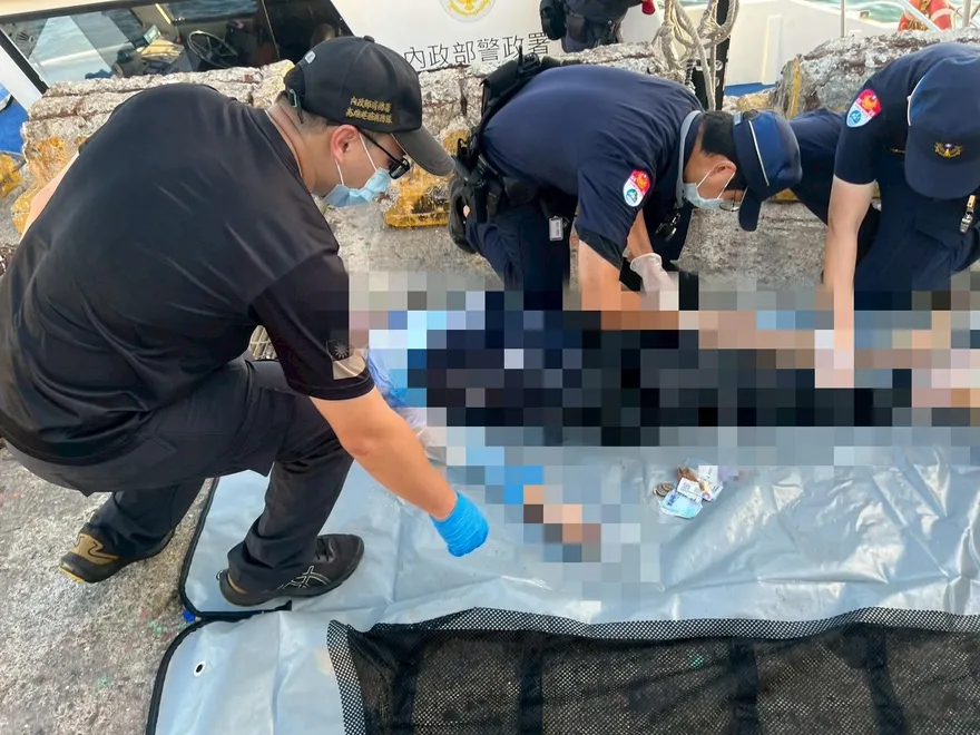 高雄前鎮漁港驚悚一幕！西岸碼頭主航道「撈起刺青男浮屍」