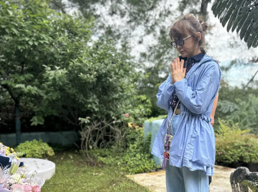 李玟3週年忌日！二姊墓前痛悼「歲月未能撫平思念」　盼再次團聚