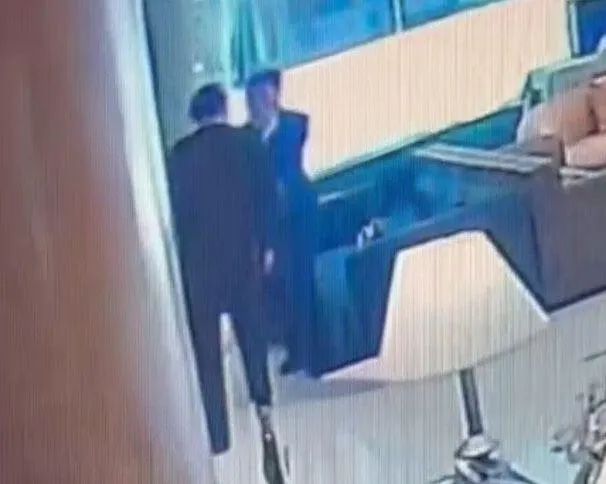影/3秒重拳揮出！痛毆矢板明夫嫌犯模樣、行兇畫面曝