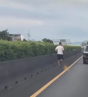 國道內側路肩1男穿拖鞋奔跑　驚險玩命畫面曝