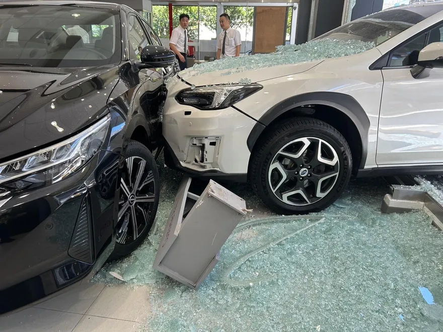 東洋內戰？高雄婦開Subaru撞碎Nissan展間