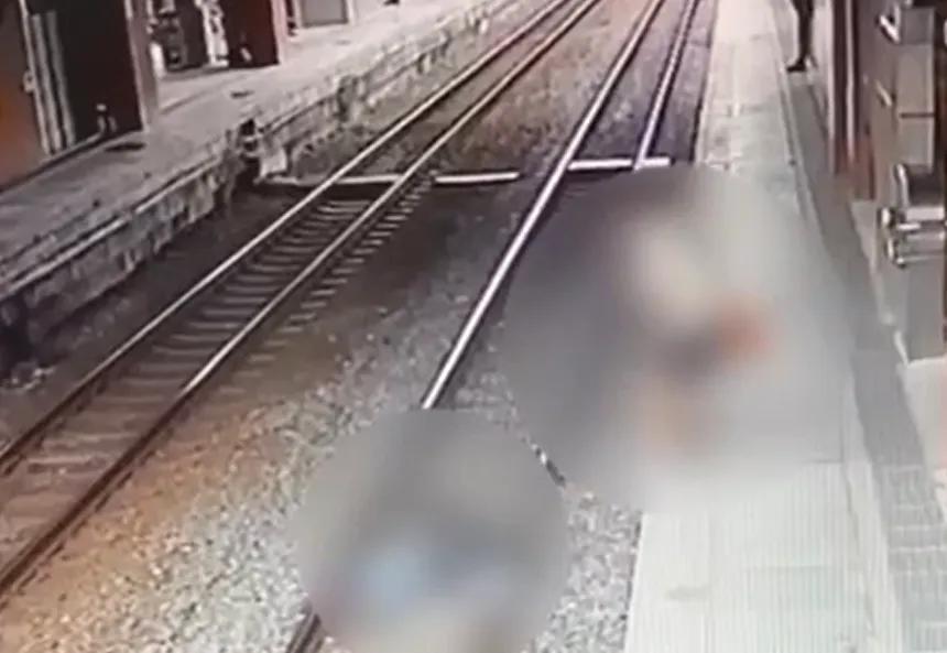 影/鶯歌站粗心父母鬆手！嬰兒車墜落鐵軌　站務員跳軌搶救