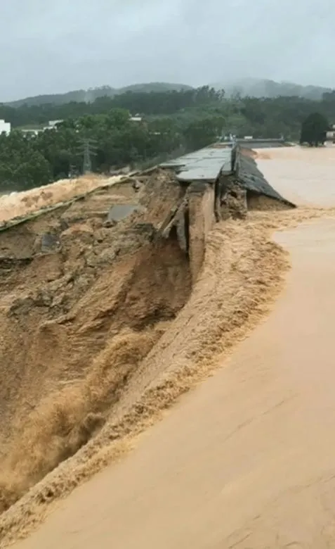 影/雨彈狂轟！廣西水庫驚現「50米潰口」　洪流灌民宅沖走汽車