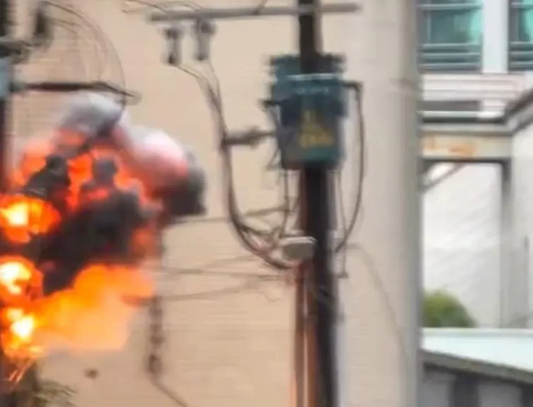 影/中和驚傳爆炸！電桿變壓器狂炸火光　605戶瞬間全黑