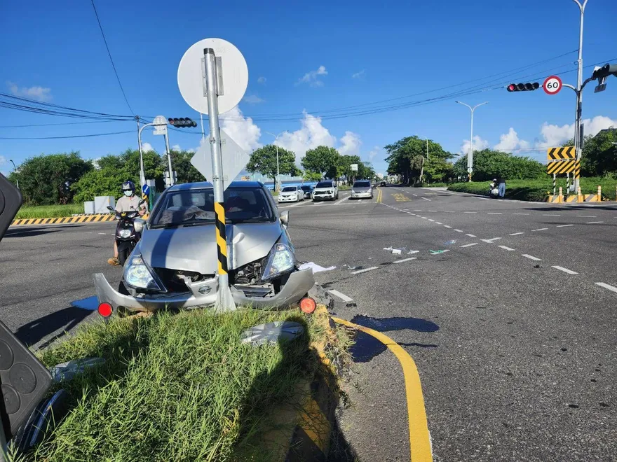 影/高雄男開車離奇「猛撞分隔島」！車凹陷人慘死
