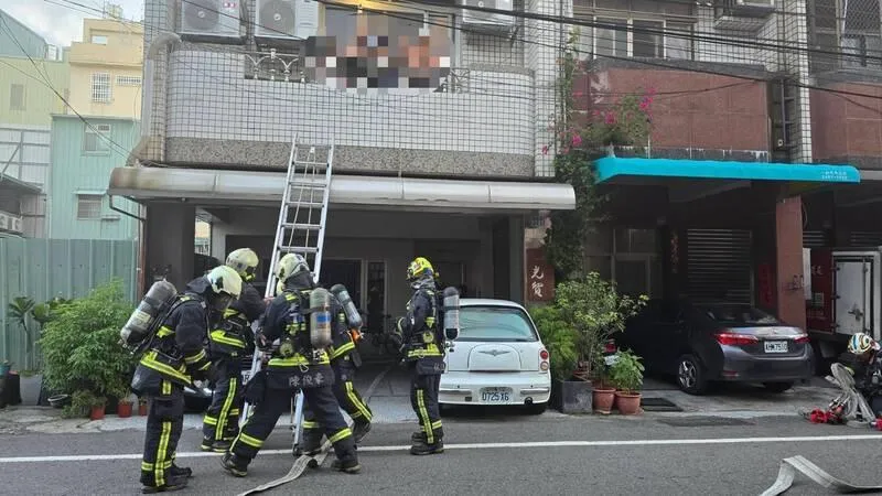 影/台中民宅大火「一家五口慘困陽台」！勇消急救援