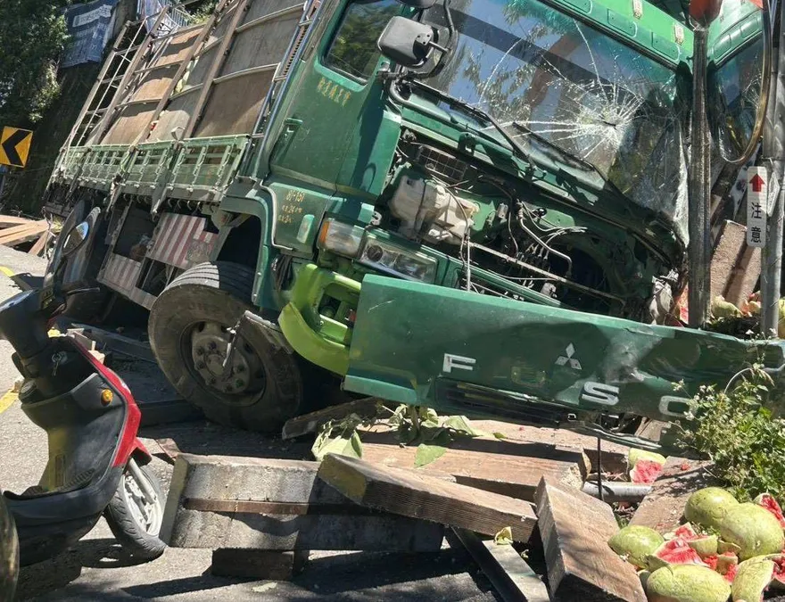 清境驚見「西瓜海」！貨車煞車失靈撞山壁　駕駛骨折送醫